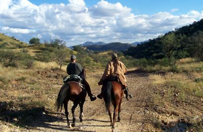 Ranches/Arizona/Arizona Trail/Neu/2 Reiter von hinten