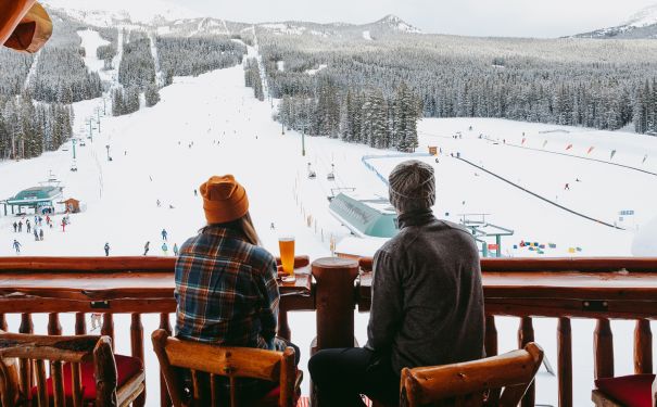 AB/Lake Louise/Ski Resort/Paar mit Drinks