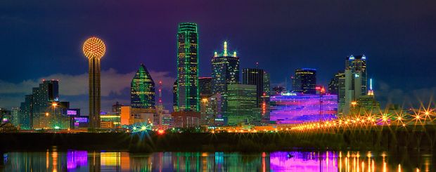 Skyline bei Nacht, Dallas, Texas - Credit: Matt Pasant
