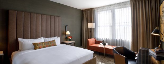 Zimmer mit King Bett, Hotel Vin, Grapevine, Texas - Credit: Marriott International