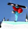 Snowboard Stunt im Big White Ski Resort, British Columbia