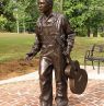 Statue vom 13-jährigen Elvis Presley, Tupelo, Mississippi - Credit: Visit Mississippi