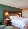 Zimmer mit King Bett, Sheraton Sand Key Resort, Clearwater Beach, Florida - Credit: Marriott International