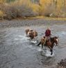 Flussüberquerung mit Pferd, Oregon - Credit: Cornucopia Lodg