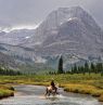 Cowboy, Fluss, Berg und Land - Credit: Banff Trail Riders