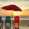 Strandstühle mit Sonnenschirm am Strand, New Smyrna Beach, Florida - Credit: Mike Ring, Ring Gallery, New Smyrna Beach