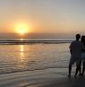 Paar am Strand beim Sonnenuntergang, New Smyrna Beach, Florida - Credit: New Smyrna Beach