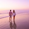 Paar am Strand beim Sonnenuntergang, New Smyrna Beach, Florida - Credit: New Smyrna Beach