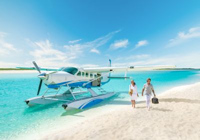 Paar steigt aus dem Wasserflugzeug Credit The Bahamas Ministry of Tourism Aviation