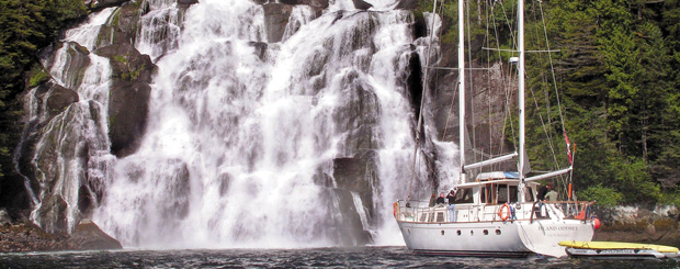 Die "Island Odyssee" vor einem Wasserfall - Credit: Bluewater Adventures