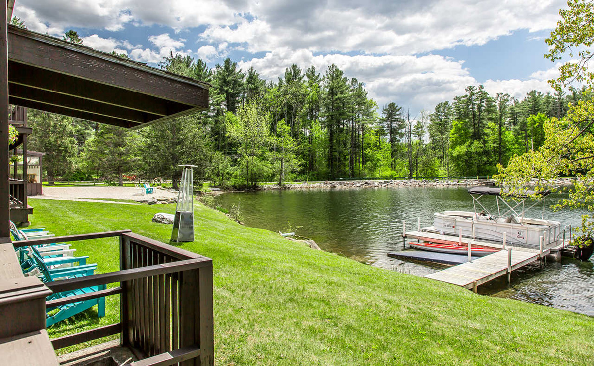 Blick auf den See, Black Swan Inn, Miembro De Ascend Collection Hotel, Lee, Massachusetts - Credit: Black Swan Inn Berkshires