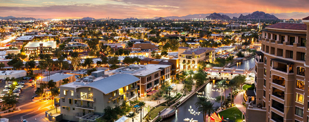 Blick auf die Stadt am Abend, Scottsdale, Arizona - Credit: Experience Scottsdale