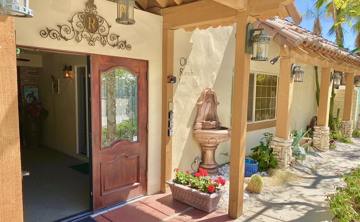 Außenansicht, Old Ranch Inn, Palm Springs, Kalifornien - Credit: Old Ranch Inn
