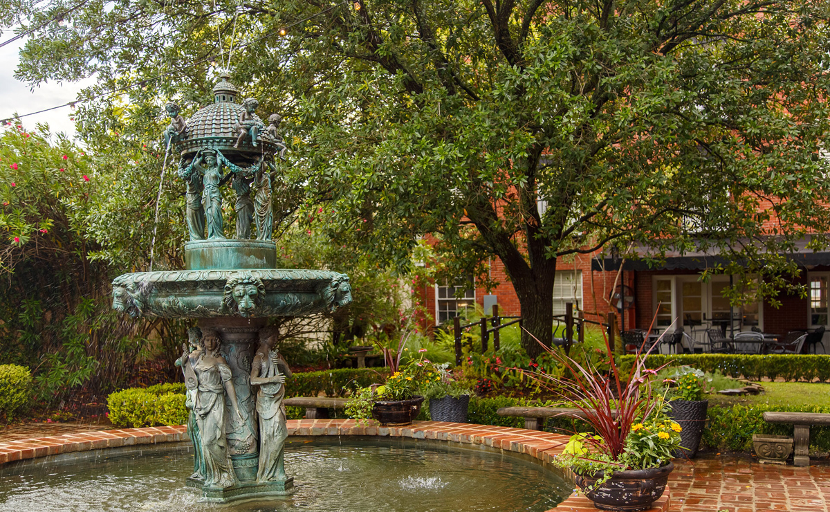 Springbrunnen im Garten, Old Capitol Inn, Jackson, Mississippi - Credit: Expedia, Old Capitol Inn