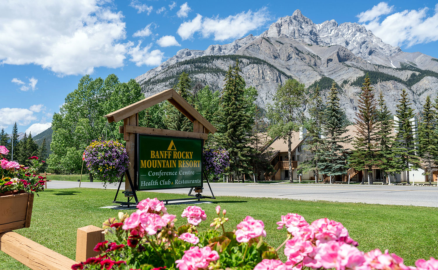 Außenansicht, Banff Rocky Mountain Resort, Banff, Alberta Credit - Banff Rocky Mountain Resort