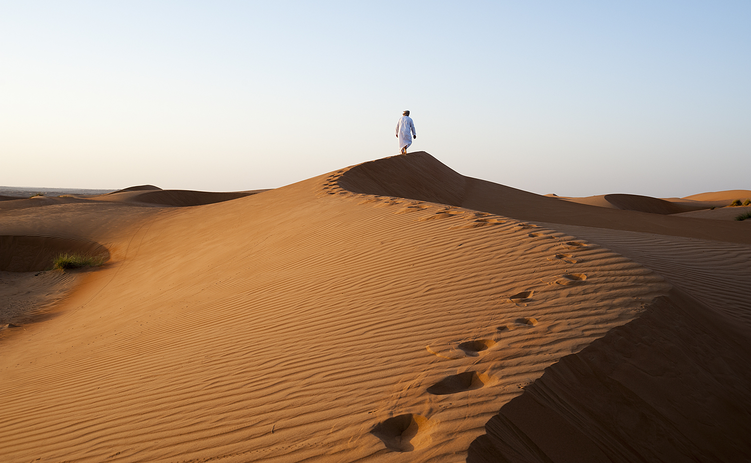 Omani in der Wüste, Sharqiya Sands - Credit: Ministry of Heritage & Tourism Sultanate of Oman