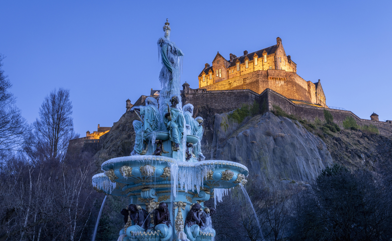 Blick auf Edinbrugh Castle von den Princess Street Gardens, Edinburgh, Schottland - Credit: Visit Scotland / Kenny Lam