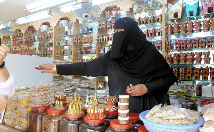 Verkäuferin auf dem Al Husn Souq, Salalah - Credit: AOT