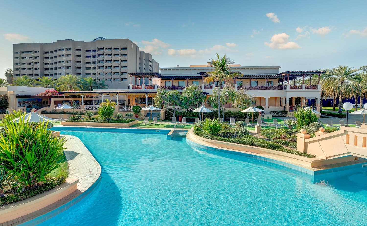 Außenansicht mit Pool, InterContinental Muscat by IHG, Muscat - Credit: InterContinental Muscat by IHG