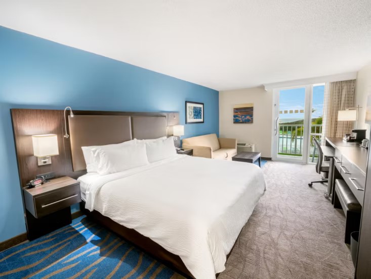 Zimmer mit Poolblick, Holiday Inn Ponce & Tropical Casino by IHG, Ponce, Puerto Rico - Credit: Holiday Inn Ponce & Tropical Casino by IHG