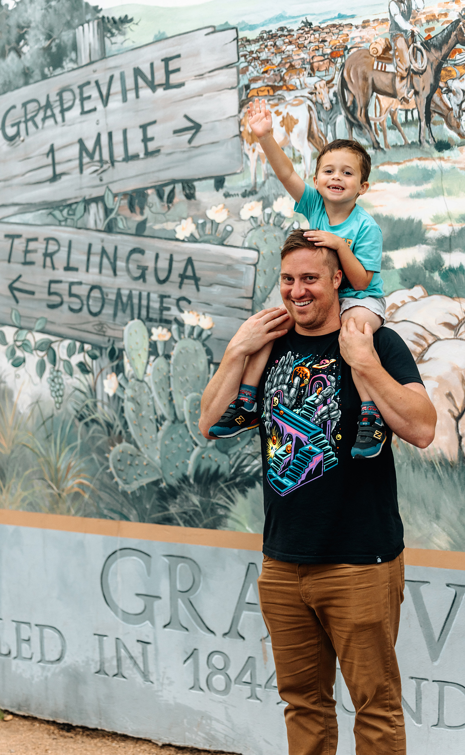 Vater & Sohn vor Mural, Main Street Fest, Grapevine, Texas - Credit: Grapevine CVB