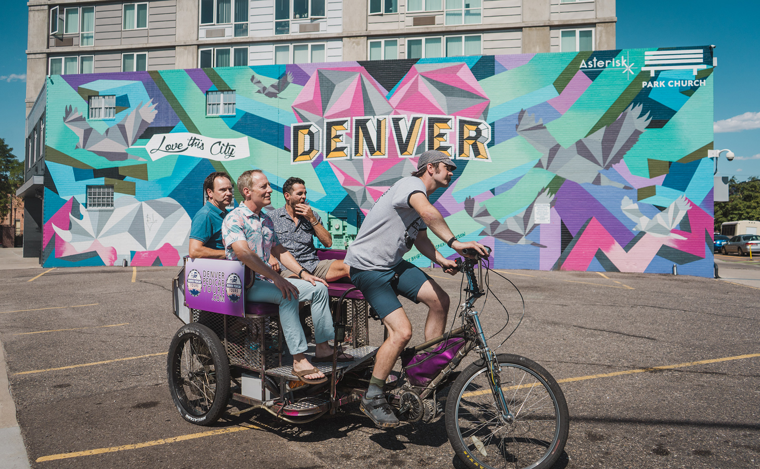 Rikscha vor Mural, PedicabTour, Denver - Credits: Andrew Patra, VISIT Denver