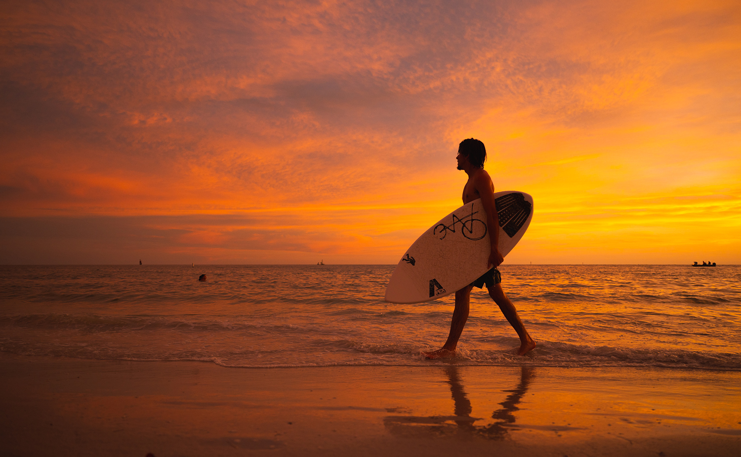 Skimboard, Sonnenuntergang, Treasur Island - Credit: Visit St. Pete-Clearwater