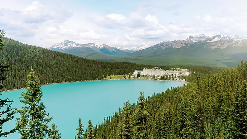 Außenansicht, Fairmont Chateau Lake Louise, Alberta - Credit: Fairmont Chateau Lake Louise