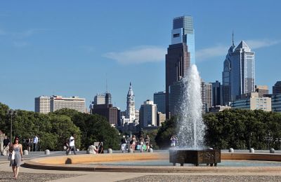 PA/Philadelphia/Allgemein/Brunnen mit Stadt - alt!! Wolkenkratzer fehlen!!!