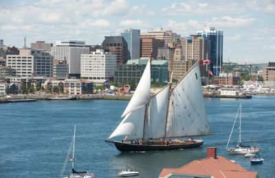 NS/Halifax/Schiff vor Stadt