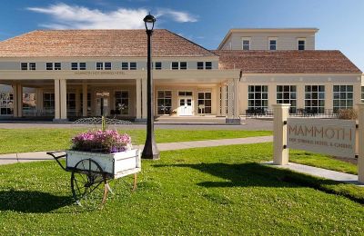 WY/Yellowstone National Park/Mammoth Hot Springs Hotel and Cabins/Außen