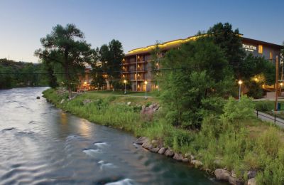 CO/Durango/DoubleTree by Hilton/Außenansicht mit Fluss