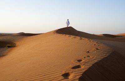 OMN/Sharqiya Sands/Omani in der Wüste