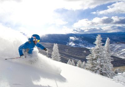 CO/Vail/Skifahrer im Powder Schnee
