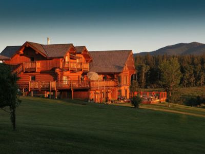 BC/Echo Valley Guest Ranch/Lodge am Abend