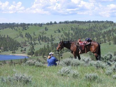 WY/New Haven Ranch/Ausblick auf New Haven See  Reiterin mit Pferd