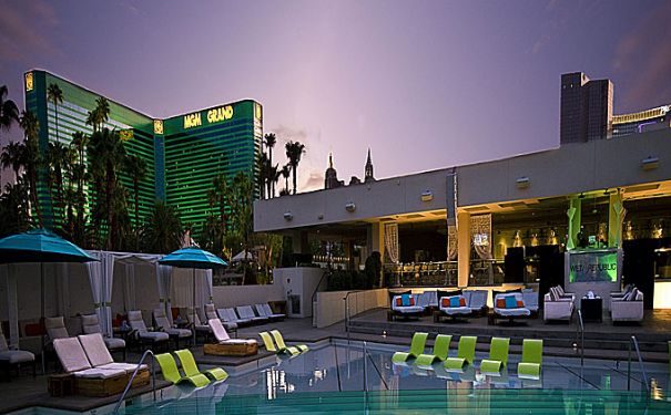 NV/Las Vegas/MGM Grand Hotel & Casino/Aussenansicht mit Pool/680