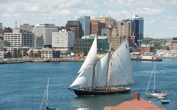 NS/Halifax/Schiff vor Stadt