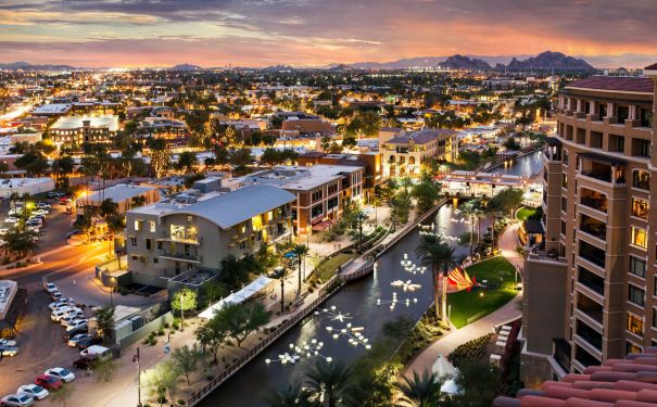AZ/Scottsdale/Blick auf die Stadt am Abend