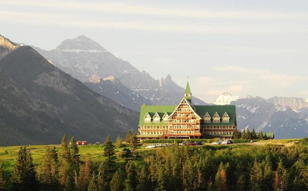 AB/Waterton Park/Prince of Wales Hotel/Außenansicht Berge