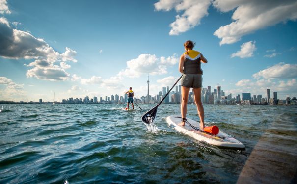 ON/Toronto/Kanu vor Skyline