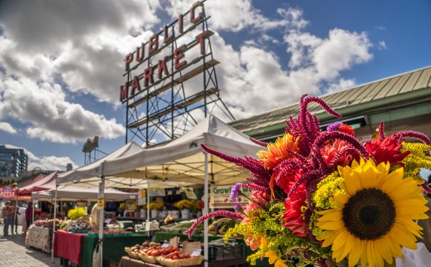 WA/Seattle/Pike Place Market/Blumen und EIngang