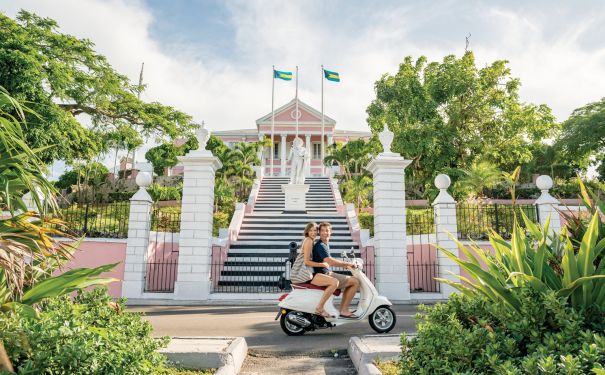 BAH/Nassau/Paerchen auf Roller