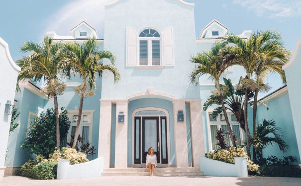 BAH/Exuma/Frau vor einem Haus