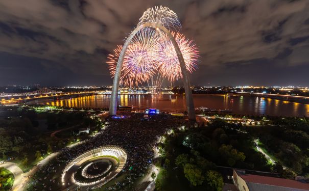 MO/St. Louis/Fireworks at Gateway Arch