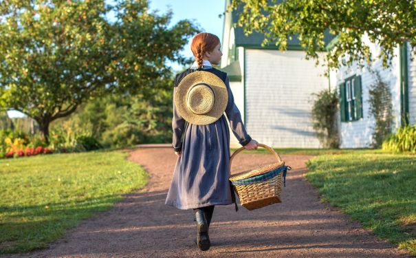PEI/Anne of Green Gables/Frau mit Picknickkorb