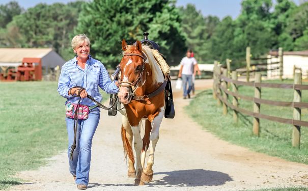 GA/Southern Cross Guest Ranch/Reiterin mit Pferd