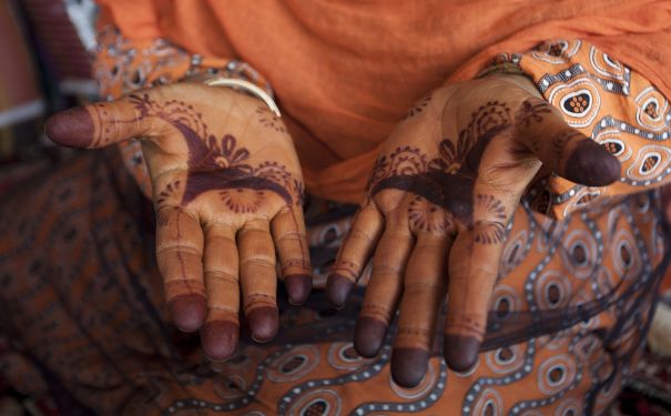 OMN/Sharqiya Sands/Bemalte Hände