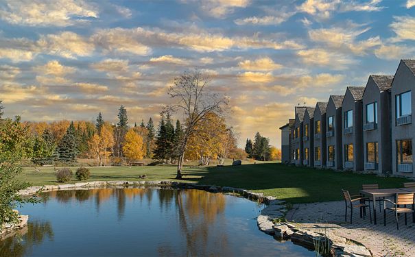 MB/Hecla Island/Lakeview Hecla Resort - Hauptgebäude mit See