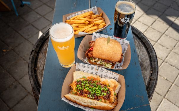 WA/Seattle/Craft Beer/Reubens Brews/Essen hochkant